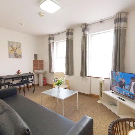 Carnation Flat A In Wembley Apartment Londra Exterior foto
