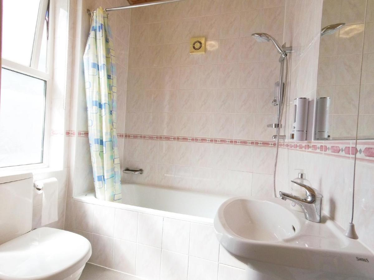 Carnation Flat A In Wembley Apartment Londra Exterior foto
