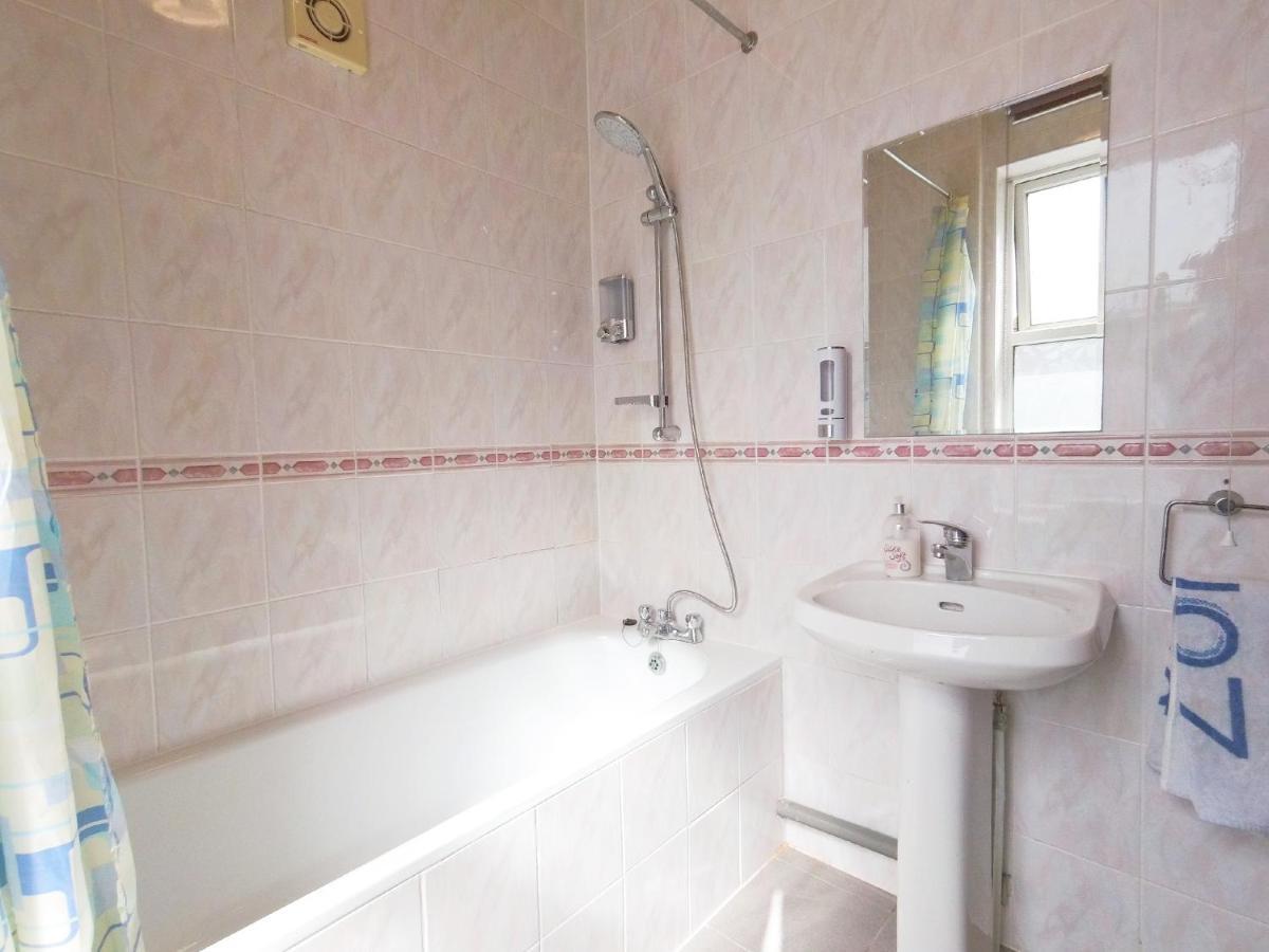 Carnation Flat A In Wembley Apartment Londra Exterior foto